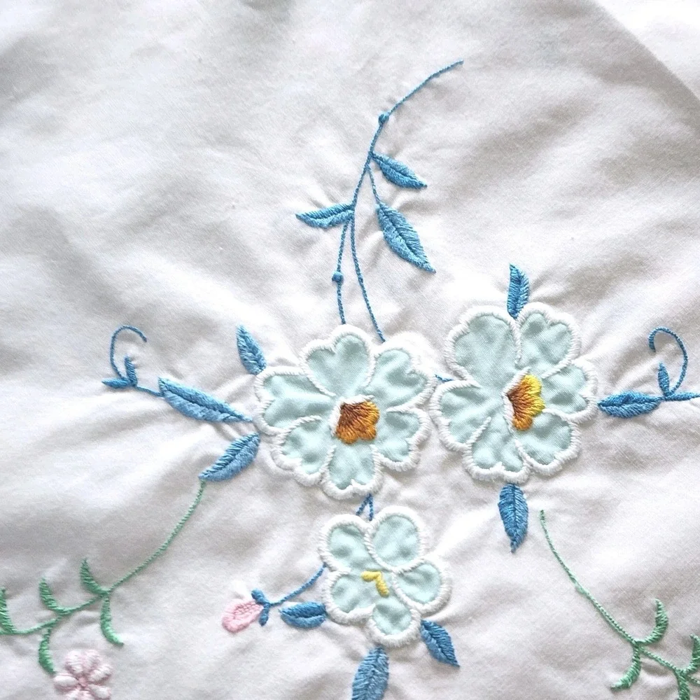 80's Vintage Embroidered White Floral Square Tablecloth with Lace Trim 6 Napkins